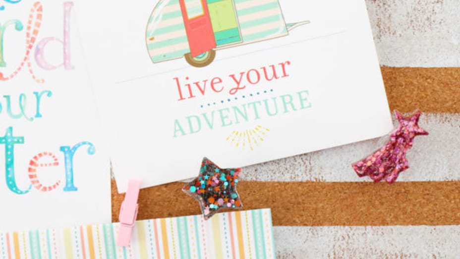 A photo board with white horizonal lines