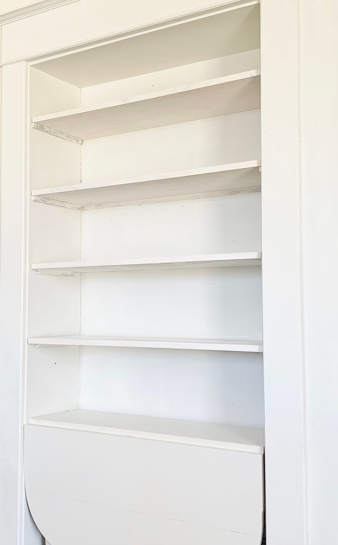 White built in book shelf