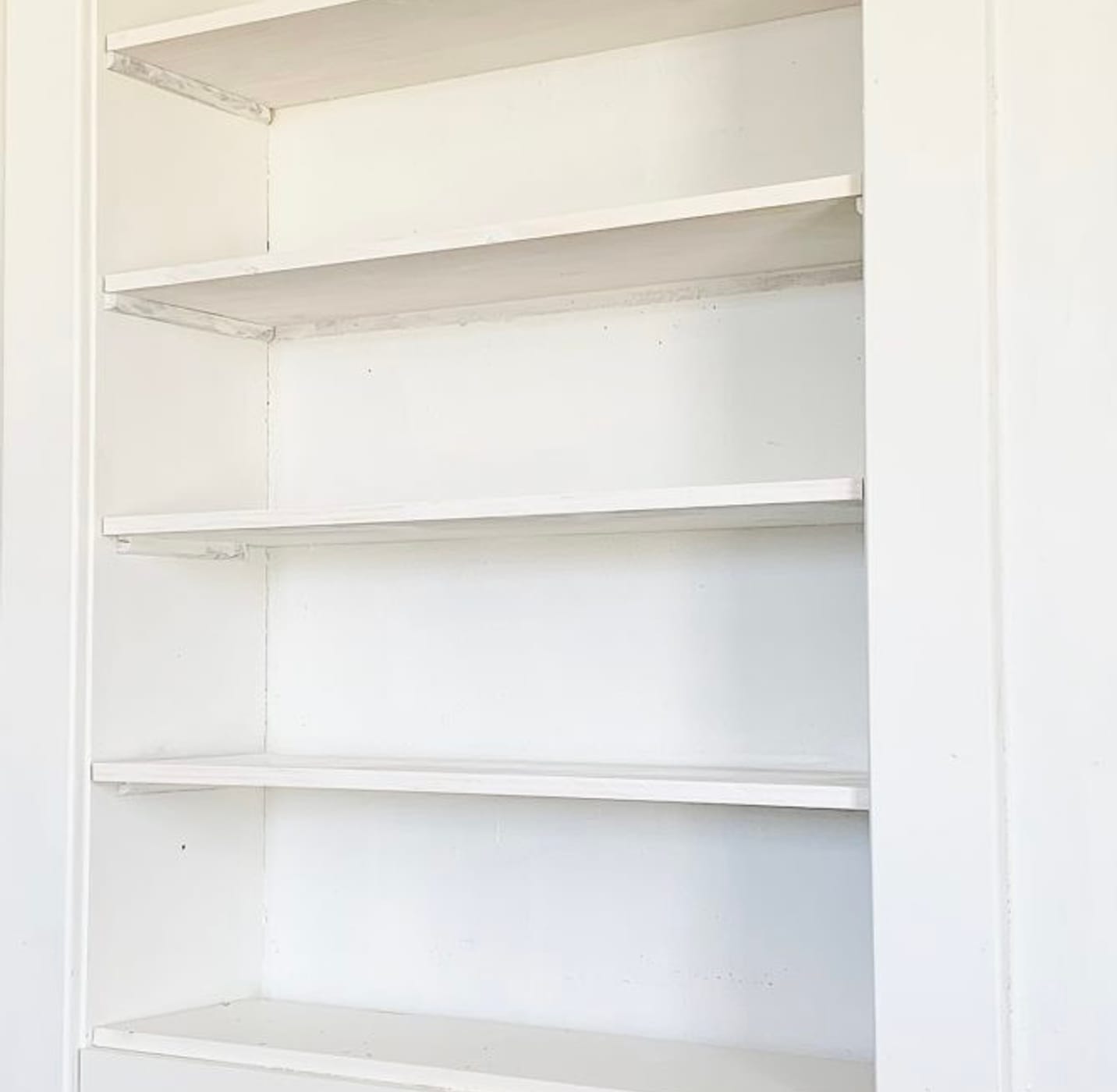 White built in book shelf