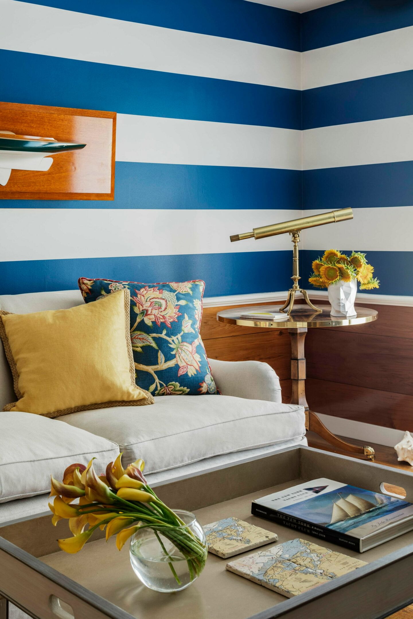 Living room striped wall - blue and white